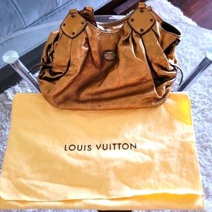 ✨Fabulous Authentic ✨Louis Vuitton Mahina!!